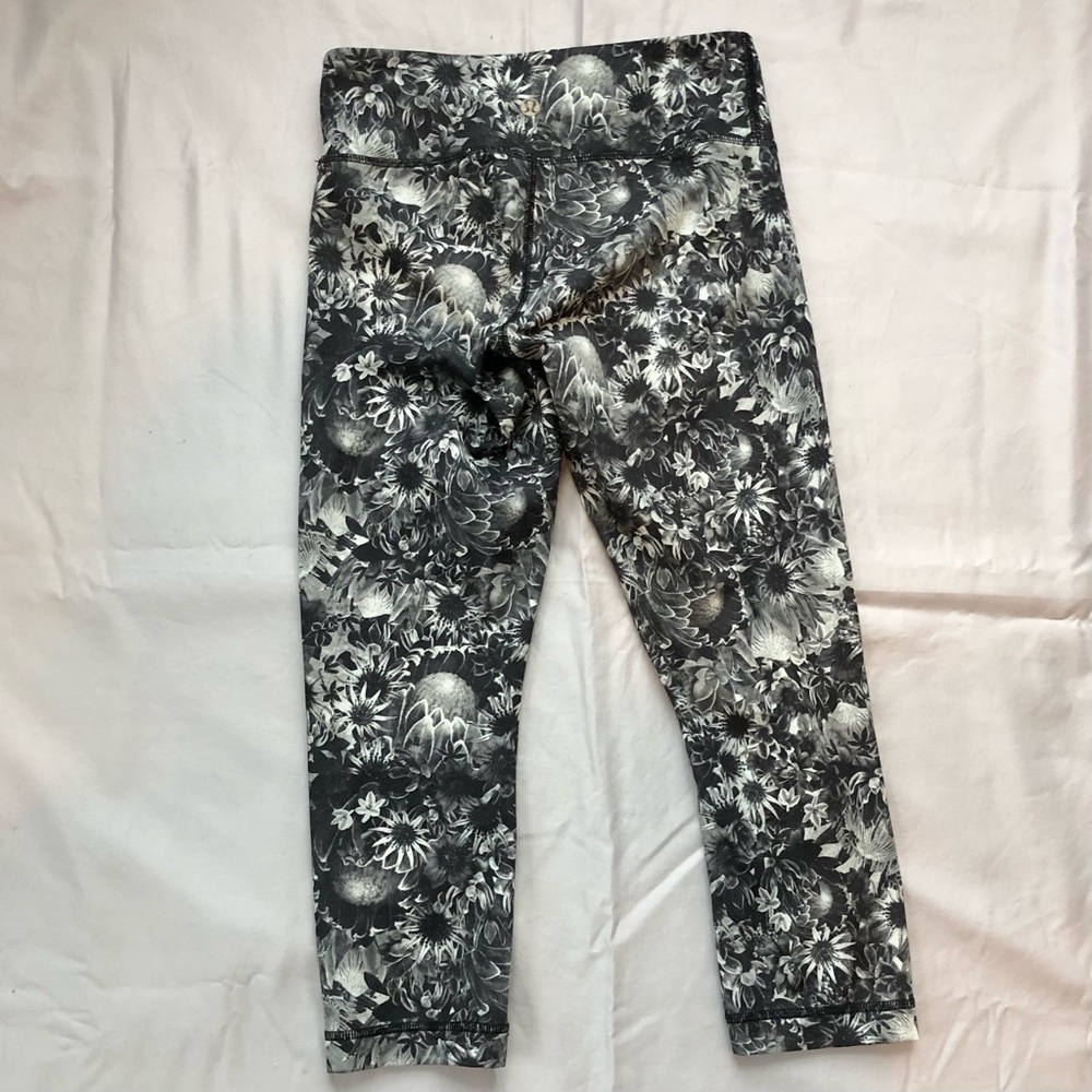 Lululemon Wunder Under Crop Flowabunga Black Angel Wing Size 4